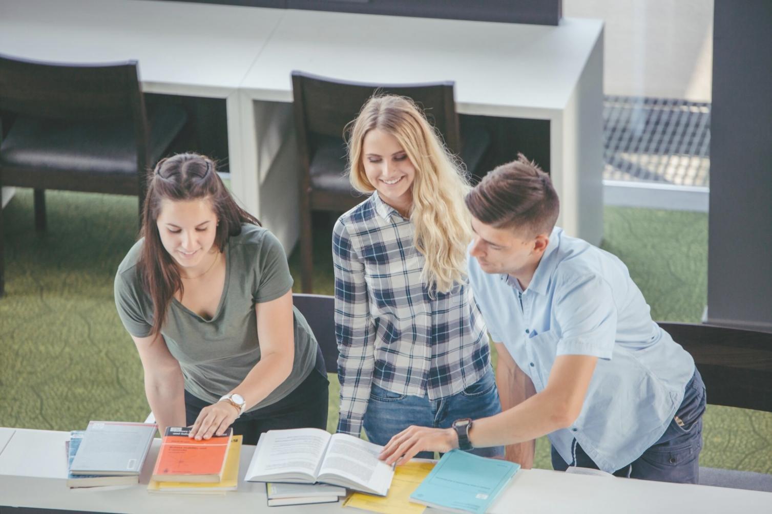 Finanzplanung mit Notizen und Taschenrechner