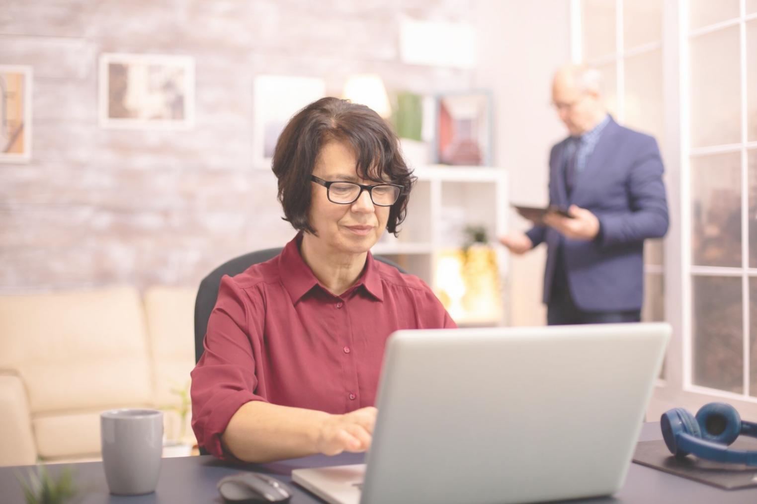 Team bei der Entwicklung von Studienmaterialien