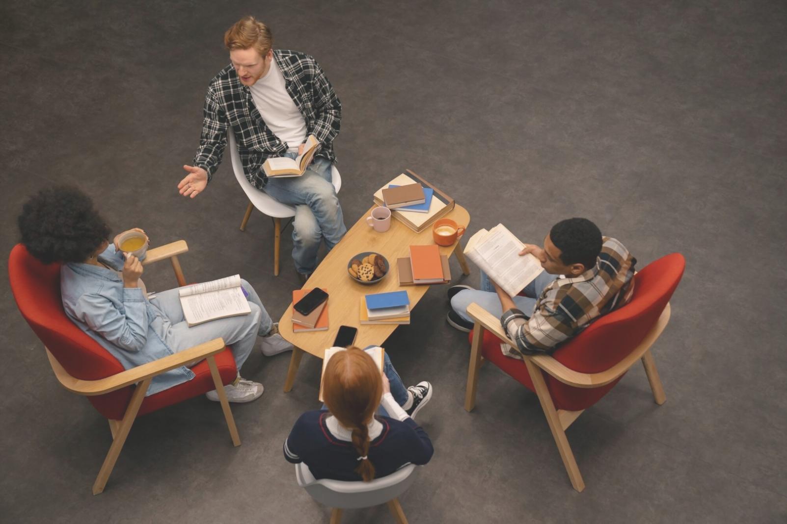 Teilnehmerin arbeitet konzentriert an ihrer persönlichen Finanzplanung